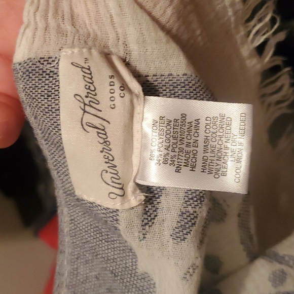 Women's Universal Thread Light Blue and White Scarf - Picture 4 of 4